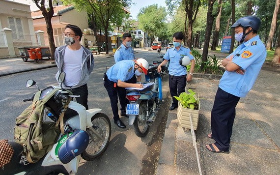 圖為第一郡都市秩序力量對違規者進行處罰。（圖源：獨立）