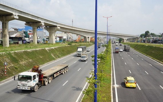 市國立大學交通樞紐的高架橋系統。