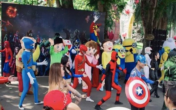 動畫片人物遊行與小朋友交流。