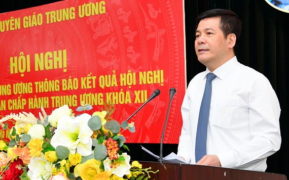 黨中央委員、中央宣教部副部長阮鴻延向報告員和宣傳員隊伍通報黨十二屆十二中全會的結果。（圖源：俊輝）