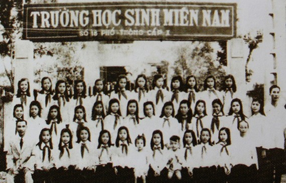 圖為1956年南方十八號學校師生合照。（圖源：互聯網）