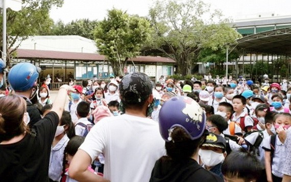 復課不久，學生就忙於複習以參加考試。