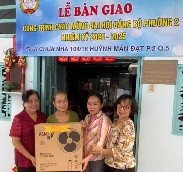 華人家庭獲重修住房 ảnh 1