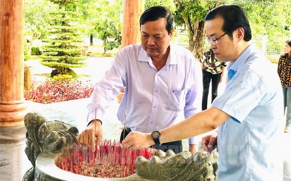 市委宣教處常務處副主任黎文明（右）與代表團昨(30)日前往薄寮省永利縣州泰鄉胡志明主席祠上香獻花緬懷胡志明主席。（圖源：市黨部新聞網）