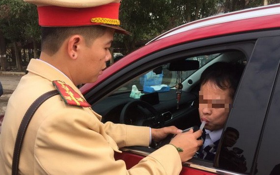 交警在給一名司機做呼氣酒精含量測試。（圖源：互聯網）