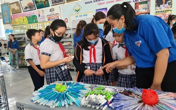 眾多小朋友前來選取自己心愛的禮物。（圖源；TPO）