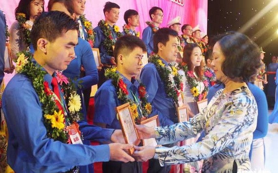 黨中央政治局委員、黨中央書記、中央民運部長張氏梅向全國遵循胡伯伯教誨先進青年頒發獎狀。（圖源：允和）