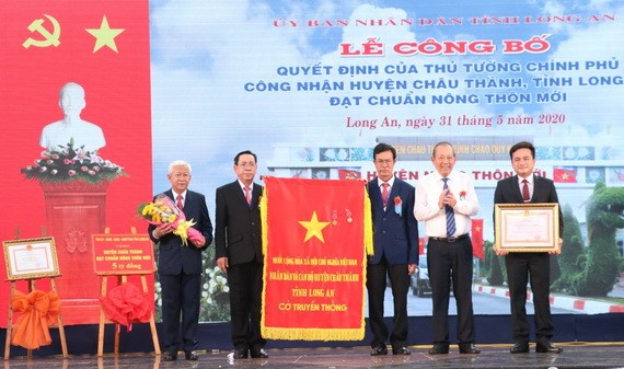 受國家主席的委託，政府常務副總理張和平向州城縣黨部、政府和人民頒授三等勞動勳章。（圖源：越通社）