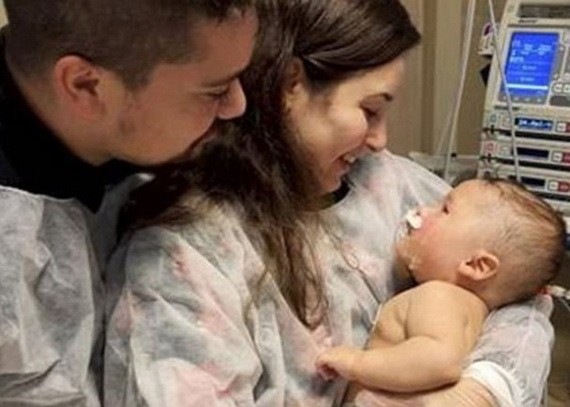 安德拉德（左）喜迎兒子康復出院消息。（圖源：互聯網）