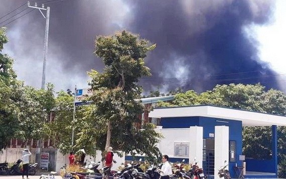 火警現場濃煙滾滾直衝天際。（圖源：互聯網）