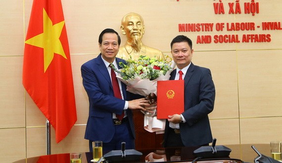 勞動與榮軍社會部長陶玉容（左）向蘇德同志頒授人事委任《決定》。（圖源：VGP）