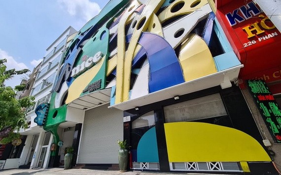 圖為設在富潤郡潘赤龍街的Nnice連鎖卡拉OK分店至昨(1)日還是關門暫停營業。（圖源：蘭英）