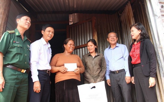 工作團前往慰問並向嘉萊省諸色縣伊雅赫羅鄉的困難民戶贈送禮物。（圖源：友福）