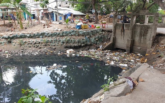 舊邑郡第五坊九闡涌浮滿垃圾，使水色變黑和臭氣熏天。