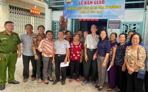 第五郡第二坊黨政領導等代表出席移交房子儀式。