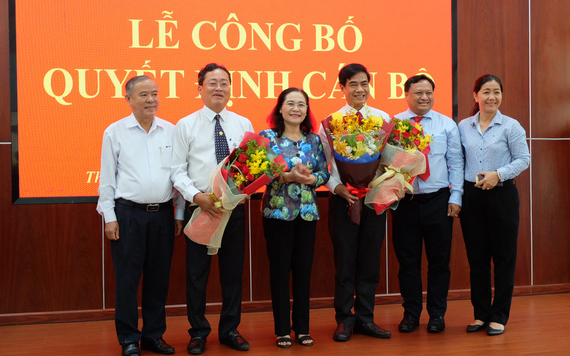 市委副書記、市人民議會主席阮氏麗（左三）分別向張國霖及吳文論等二位同志頒授任職《決定》。（圖源：秋莊）