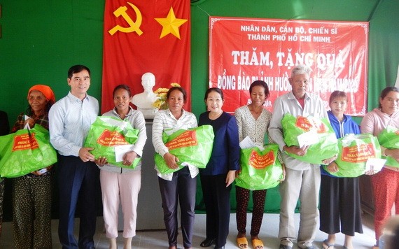 市委副書記武氏蓉（中）向平順省同胞贈送禮物。（圖源：阮進）