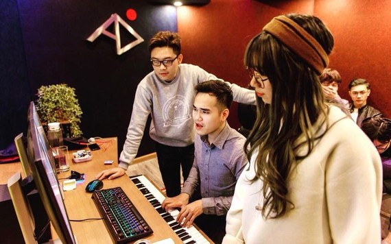 音樂製作人克興與歌手研究歌曲。