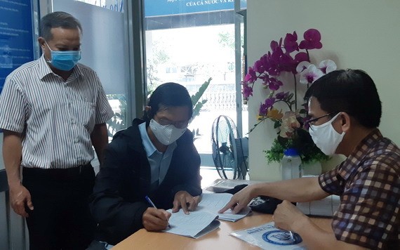 一名失業自由勞工簽領輔助金。（示意圖源：互聯網）