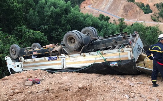 運載炸藥的卡車側翻現場。（圖源：廣治公安報）