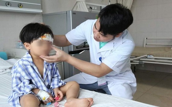 整容手術後，醫生檢查病童的傷勢。（圖源：院方提供）