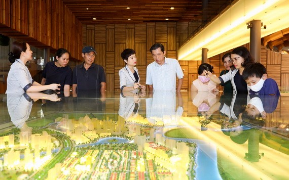 富美興公司推介在疫情後即將發售的首個住房項目，吸引逾百客戶關注。