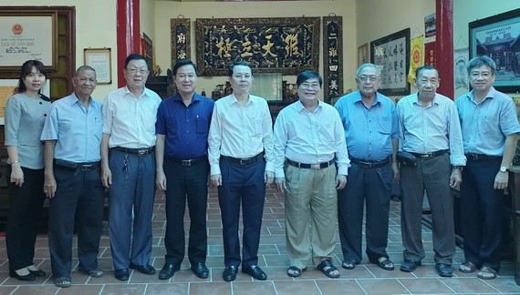 二府會館理事會與阮文孝書記(中)合影。