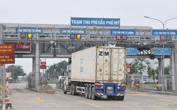 車輛駛過第十二郡收費站的自動收費車道。