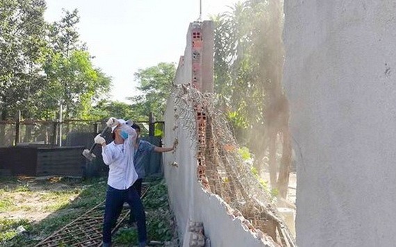 圖為守德縣靈中坊的一起違章工程被強制拆卸。