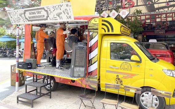 2000元理髮車正為大中學生服務。