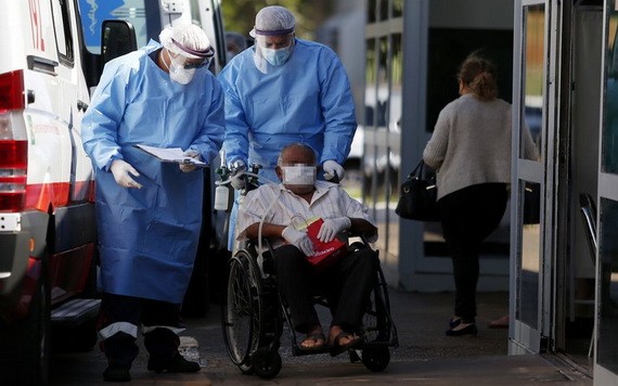 6月4日，在巴西首都巴西利亞，醫護人員將一名新冠確診患者送入醫院治療。（圖源：新華社）