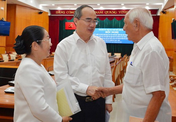 市委書記阮善仁（中）與退休高級幹部交流。（圖源：越勇）
