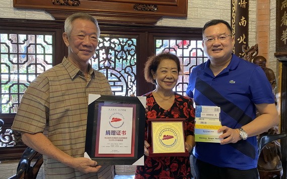 趙騫會長(右一)向朱應昌伉儷 致送感謝書。