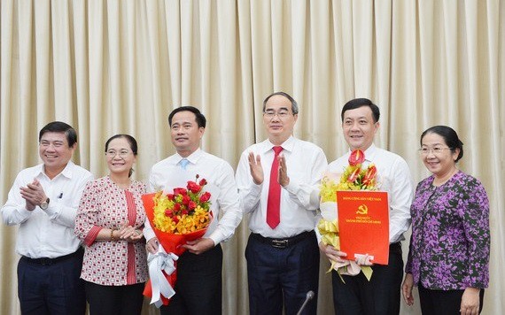 市領導向黎清鋒（左三）及何福勝（右二）等二位同志贈送鮮花表示祝賀。（圖源：越勇）