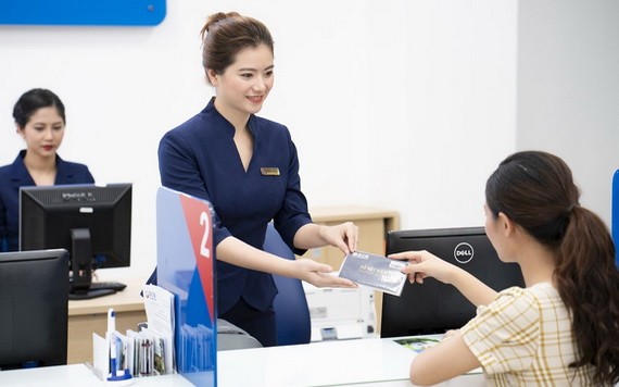 ＳＣＢ銀行員工向客戶提供安全諮詢。（圖源：SCB）