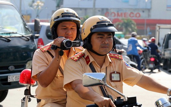 交警拍攝違規行為。（圖源：獨立）