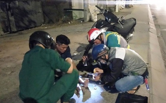 第十二郡交通救助隊成員協助路上跌倒的人。