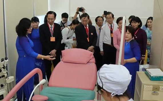 雄王醫院代表介紹新樓房的現代裝設備。