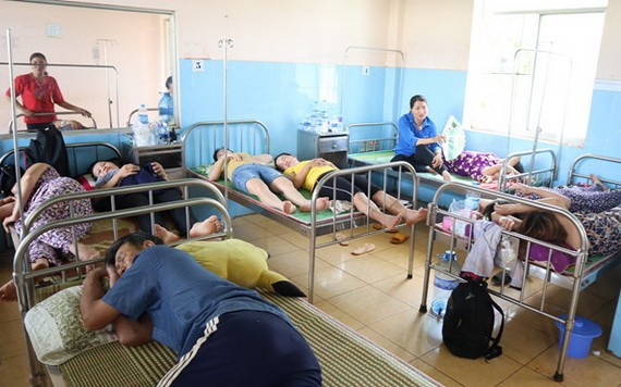 疑似食物中毒患者獲送醫院救治。（圖源：黃甲）