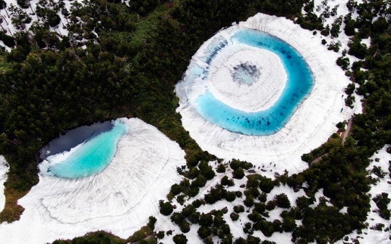 日本橫跨岩手縣與秋田縣的八幡平山頂附近的“鏡沼”，伴隨著積雪融化，日前出現了奇特的“龍眼”景象。（圖源：互聯網）