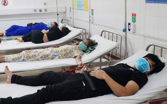 日前入住醫院接受治療的食物中毒患者。（圖源：VNN）