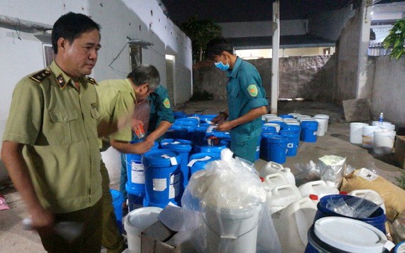 職能力量突檢時發現大量來源不明的化妝品原料。（圖源：VOV）