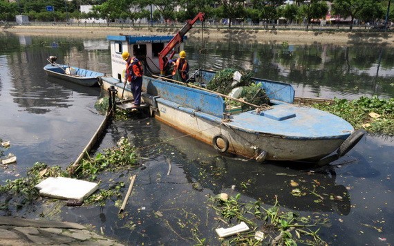 清潔工人在檳藝涌第四郡涌段上打撈垃圾。（圖源：T.T.D）