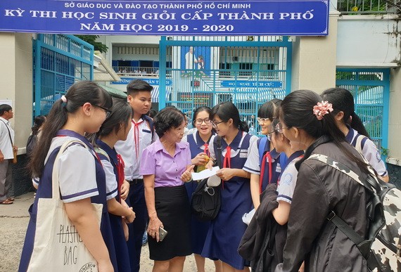 文朗學校初中考生考完試後向老師匯報考試情況。