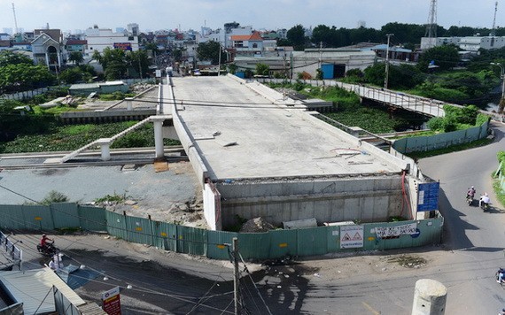 到2018年中，新圻新貴橋項目已施工達70%工作量，但因等待拆遷補償而項目暫停施工。（圖源：光定）