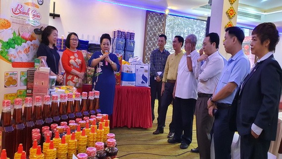 第五郡領導參觀企業的展位。