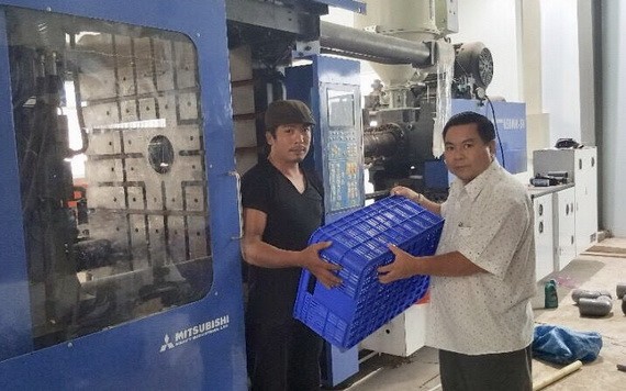 丁文森（右）視察生產水果箱。