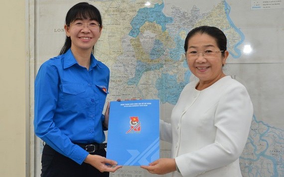 潘氏清芳同志（左）出任第十屆共青團本市市委書記。（圖源：越勇）