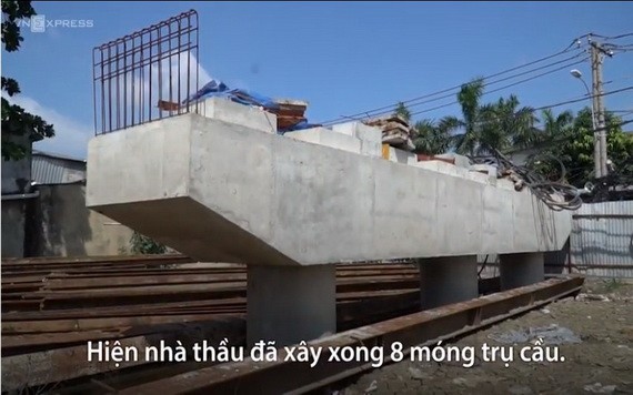 芽皮縣的隆景橋項目施工進度緩慢。（圖源：VNE視頻截圖）