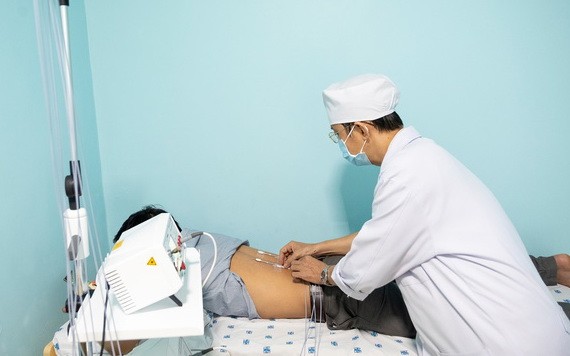 醫生採用激光針灸為患者治療。（圖源：院方提供）